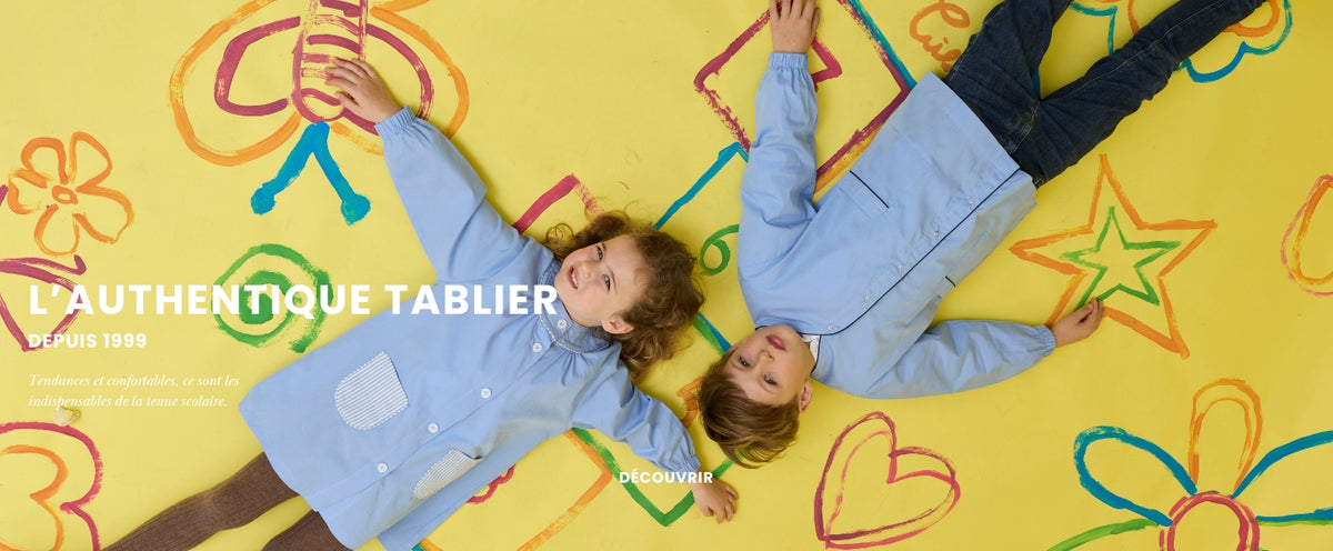 Deux enfants allongés en tablier bleu ciel