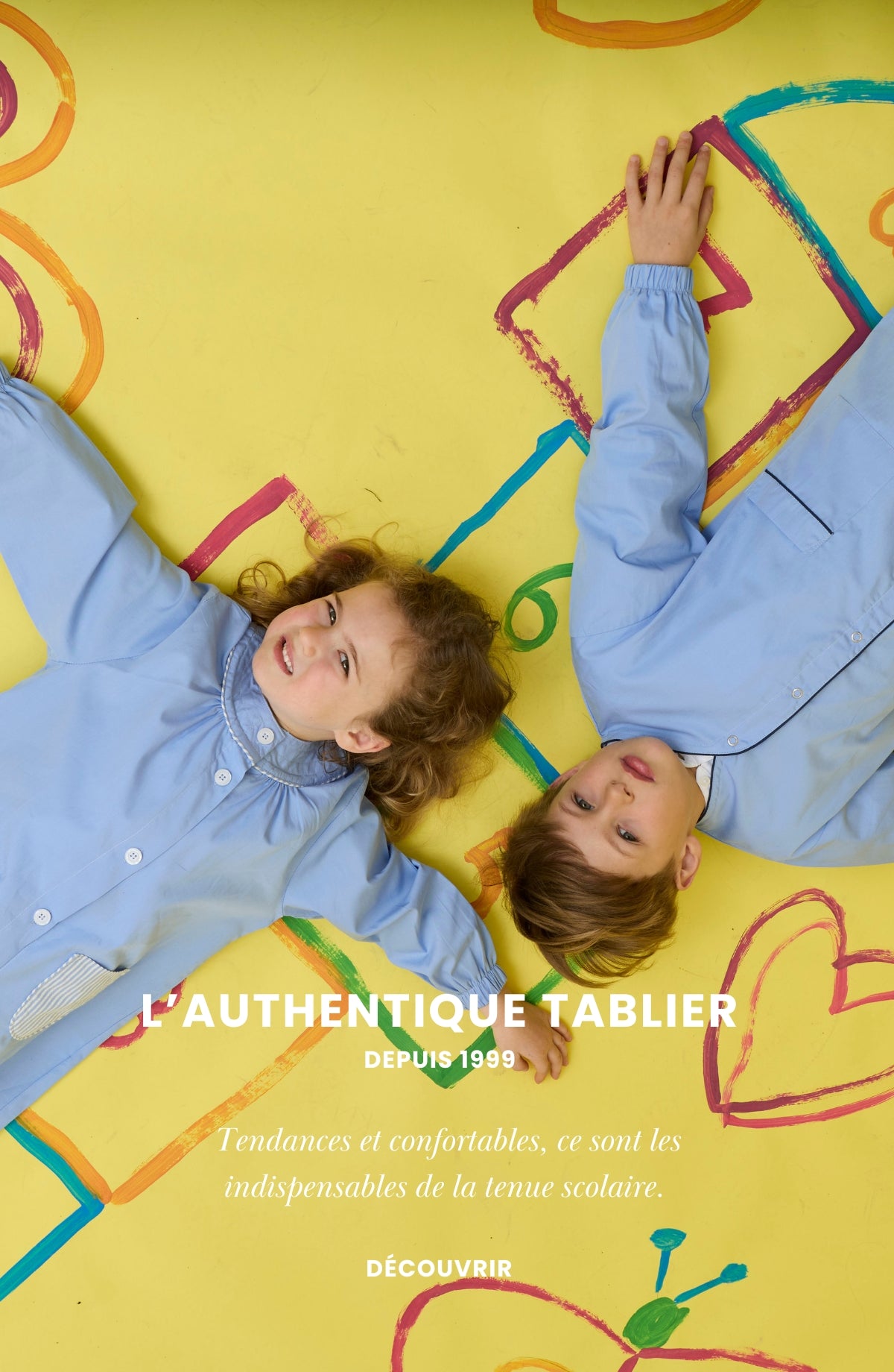 Deux enfants allongés en tablier bleu ciel